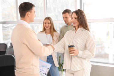 Tokalaşırken ofiste iş arkadaşları