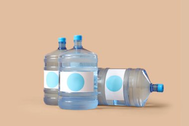 Bej arkaplanda temiz su şişeleri