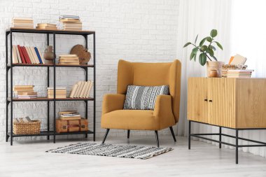 Çekmeceler, koltuk ve kitaplık oturma odasının iç tarafında.