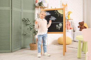 Yatak odasının yanında tebeşirle çizilmiş şirin küçük kız.