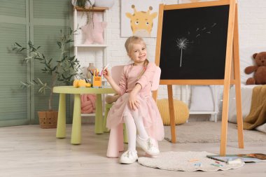 Evdeki yazı tahtasına çizilmiş küçük şirin kız.