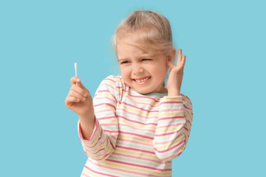 Mavi arka planda pamuk tomurcuğu olan sevimli küçük bir kız.