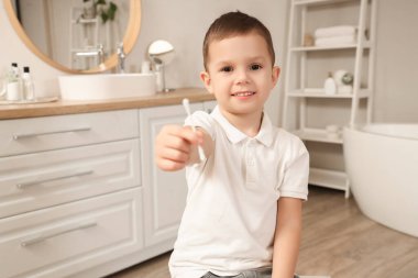 Banyosunda pamuk tomurcuğu olan şirin bir çocuk.