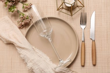 Çingene çiçekleri ve peçetede yanan mumlarla dolu güzel bir masa.