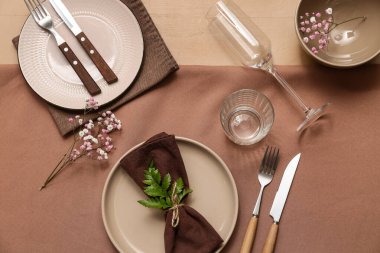 Ginga çiçekleri ve bej ahşap arka planda yaprağı olan güzel bir masa.