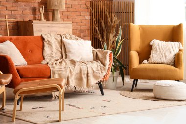 Oturma odasının iç tarafında rahat bir kanepe ve koltuklar.