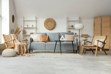 Rahat kanepe ve koltukları olan bir oturma odası.