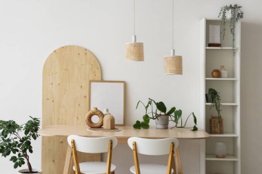 Yemek masası, raf ünitesi ve bitkilerle aydınlatma odasının içinde.