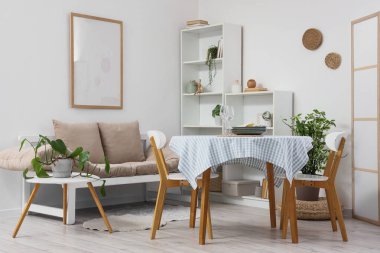 Masası, kanepesi ve raf ünitesi olan hafif yemek odasının içinde.