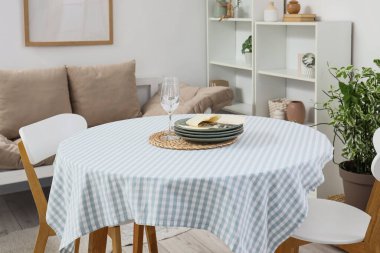 Masası, kanepesi ve raf ünitesi olan yemek odasının içinde.