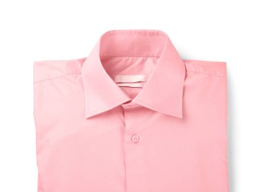 Beyaz arkaplanda katlanmış pembe yakalı bir gömlek.