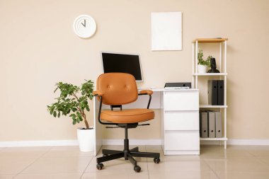 İşyeri, raf ünitesi ve sandalye ile ofis içi