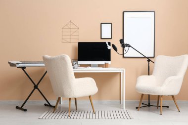 Çalışma yeri, mikrofon ve sentezleyicili kayıt stüdyosunun içi