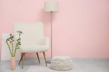 Beyaz koltuklu, standart lamba ve bambu saplı şık bir oturma odası.