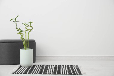 Pouf ve bambu saplı şık bir oturma odası.