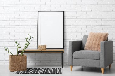 Gri koltuklu, masa ve bambu saplı şık bir oturma odası.