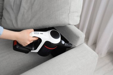 Kadın el süpürgesi temizleme koltuğu, yakın çekim.