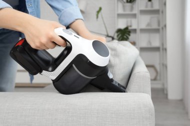 Evdeki elektrikli süpürge koltuğu, yakın çekim.