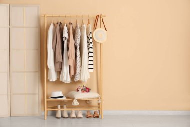 Elbise askılığı ve katlama perdesi olan şık bir soyunma odası.