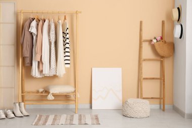 Elbise askılığı ve katlama perdesi olan şık bir soyunma odası.