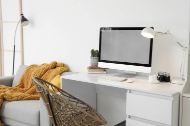 Ofiste boş bilgisayar monitörü ve lambası olan işyeri