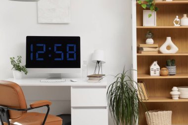 Çalışma yeri, raf ünitesi ve bitkileri olan hafif ev ofisinin içi