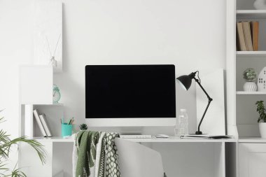 Açık ev ofisinde boş bilgisayar monitörü olan işyeri