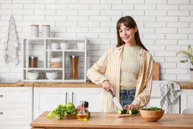 Genç kadın mutfakta taze sebze salatası yapmak