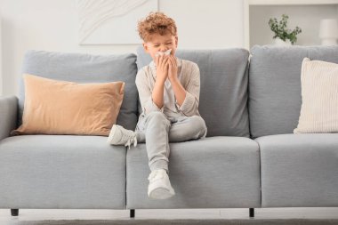 Evde alerjisi olan hasta bir çocuk.