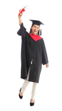 Beyaz arka plan diploması olan kadın mezun