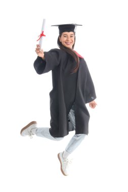 Diploması beyaz arka planda atlayan bir kadın mezun.