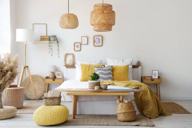 Bankta ve lambalarda sörf tahtası olan aydınlık yatak odasının içi