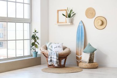 Sörf tahtası, koltuk ve yastıklı aydınlatma odasının içi