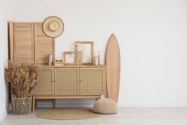 Ahşap sörf tahtası, klozet ve katlama ekranlı ışık odasının içi