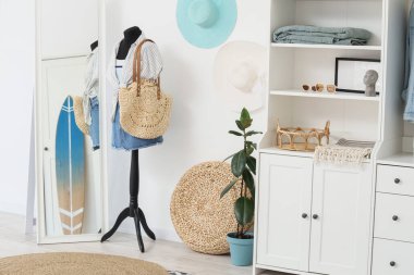 Işık odasında sörf tahtası ve mankenin yansıması olan bir ayna