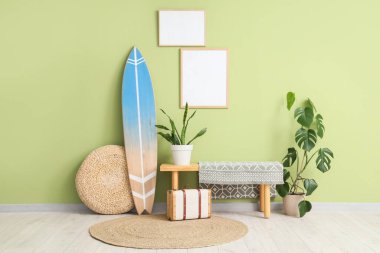 Sörf tahtası, bank ve boş çerçeveli odanın içi