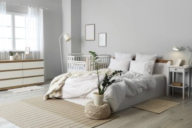 İçinde yatak, bebek beşiği ve lambalar olan ışık odası.