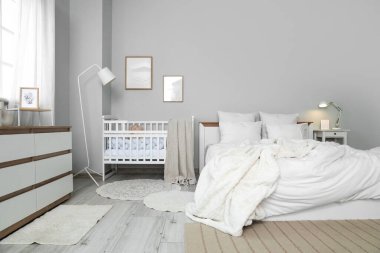 İçinde yatak, bebek beşiği ve boş çerçeveler olan ışık odası.