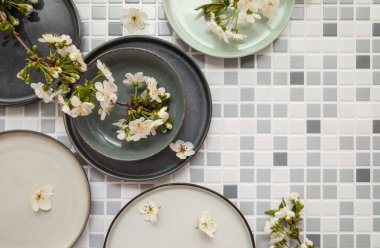 Gri kaplama üzerinde çiçek açan dalları olan farklı temiz tabakalar