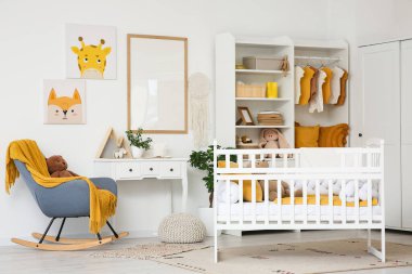 Bebek beşiği, dolabı ve sallanan koltuğu olan bir kreş.