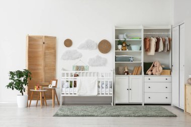 Bebek beşiği, dolap ve katlama ekranlı aydınlatma odasının içi