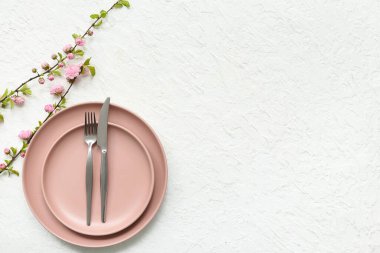 Beyaz arka planda pembe çiçek açan dalları olan güzel masa ayarları