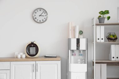 Ofis mutfağının içinde su soğutucusu ve tezgahı var.