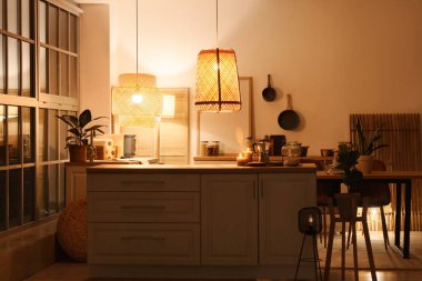 Geceleri tezgahları ve yanan lambaları olan mutfağın içi.