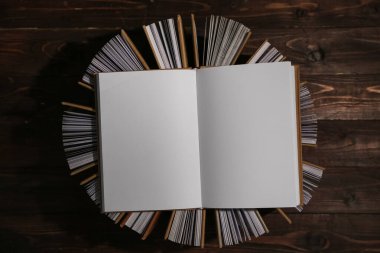 Açık olanların yarısının üzerine açık olan kitabı aç, üst görünüm