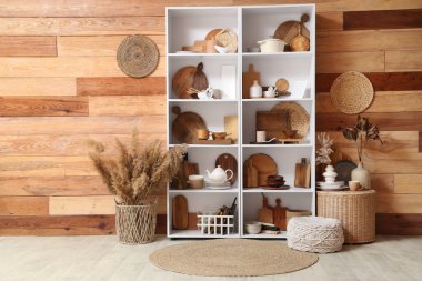 Mutfağın içinde raf ünitesi ve otlar var.