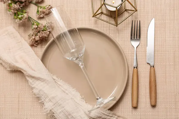 Çingene çiçekleri ve peçetede yanan mumlarla dolu güzel bir masa.