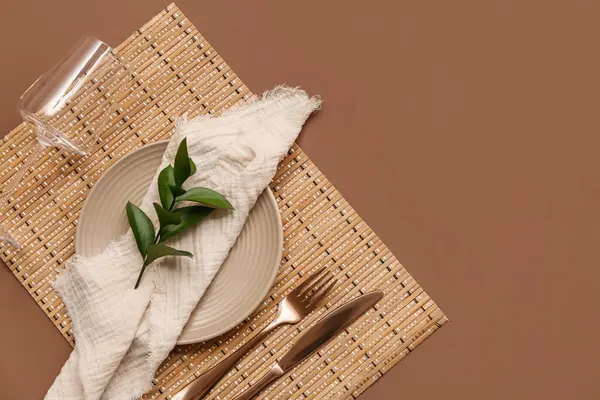 Kahverengi arka planda taze yaprakları olan güzel bir masa.