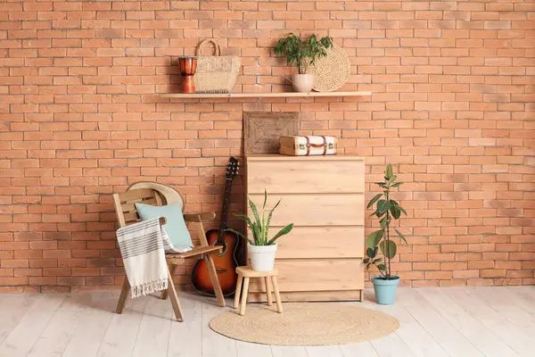 Oturma odasının içinde sörf tahtası, sandalye ve tuvalet var.