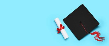 Açık mavi arkaplan üzerine havan tahtası ve diploma metin için boşluk